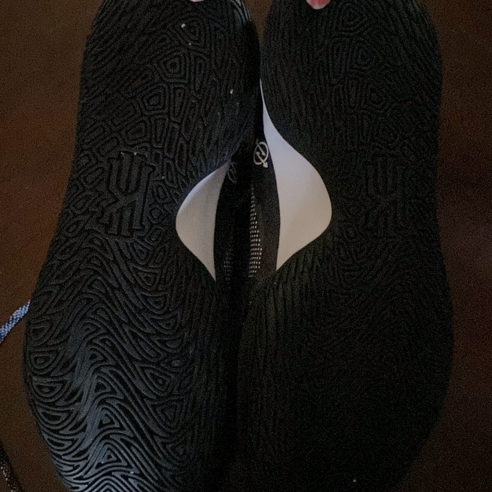 Nike Kyrie Flytrap V - image 3